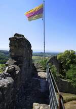 Landeck, hchste begebare Stelle der Burgruine mit herrlicher Aussicht, Juni 2022