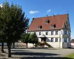 Plobsheim, das Schlo der Adelsfamilie Zorn, erbaut 1590, heute Schulhaus, Okt.2016