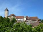 Porrentruy (Pruntrut), Blick aus der Stadt zum hochgelegenen Schlo, erste Bauten stammen aus dem 13.Jahrhundert, war von 1527-1792 Residenz der Basler Frstbischfe, Mai 2017