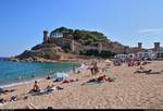 Blick vom Strand am Mittelmeer (Costa Brava) auf die Burg des Seebades Tossa de Mar (E).