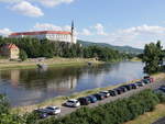 Das Tetschner Schloss / Zmek Děčn (bis 1945 Tetschen-Bodenbach) hoch ber der Elbe (Labe), im Hintergrund rechts im Bild die Mndung der Ploučnice (Polzen)