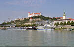 Bratislava (SK):  Hoch ber der Donau und weithin sichtbar thront die Burg, die whrend einer Schiffsfahrt fotografiert wurde.