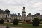 Ein großes barockes Schloss mit einem schönen Park steht am Balaton   in Keszthely.