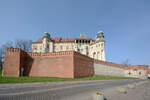 Die Auenmauern der Burg Wawel in  Krakau.