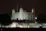 Nchtlicher Blick auf den White Tower als Teil des Towers von London.