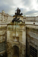 Im Innenhof des Somerset Houses befindet sich die zwischen 1778 und 1779 errichtete Bronzeskulpturengruppe  George III and the River Thames , welche Knig George III und Neptun (Father Thames)