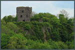 Auf einem Felsen oberhalb der Hafeneinfahrt von Oben liegt die Burgruine Dunollie Castle.