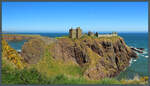 Eindrucksvoll auf einem Felsen direkt an der Nordseekste liegt die Burgruine Dunnottar Castle.