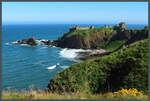 Blick entlang der Steilkste zur Burgruine Dunnottar Castle bei Stonehaven.
