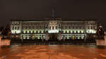 Der Buckingham-Palast bei Dunkelheit.