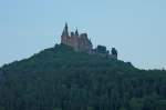 Burg Hohenzollern, auf dem 855m hohen Zollerberg, Stammburg des deutschen Kaiserhauses und Hochadels der Hohenzollern, 1867 in heutiger Form eingeweiht, mit ber 300.000 Besuchern jhrlich eine der