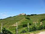 Durbach, hoch ber dem bekannten Weinort in der Ortenau liegt die Burg Staufenberg mit Weingut und Restaurant, Juni 2015