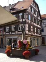 Lahr/Schwarzwald, Brunnen am alten Rathaus mit   Blumenschmuck zur  Chrysanthema 