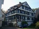 Oberkirch in der Ortenau, dieser schne Fachwerkbau von 1707 an der Innenseite der Stadtmauer war eine Gerberei, Okt.2010