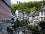 Monschau, alte Fachwerkbauten an der Rur, auf dem Berg der  Haller , Teil der ehemaligen Stadtbefestigung, Mai 2005