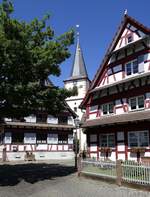 Kork, Blick zwischen Fachwerkbauten zur Dorfkirche, Mai 2020