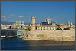 Am Hafen Vieux Port in Marseille treffen Bauten aus verschiedenen Epochen aufeinander.