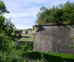 Neubreisach (Neuf Brisach), diese Grben und Mauern umgeben die gesamte Festungsstadt, erbaut von Vauban Anfang des 18.Jahrhunderts, Juli 2020