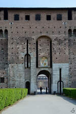 Die massiven Auenmauern des mittelalterlichen Castello Sforzesco.