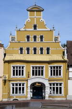 Die barocke Straßenfassade der Alten Löwenapotheke, so gesehen Anfang Mai 2023 in Wismar.