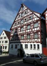 Pfullendorf, Hotel  Krone , der Fachwerkbau von 1721 beherbergt das lteste Wirtshaus im Ort, Aug.2012