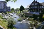 Willsttt, die aus dem Schwarzwald kommende Kinzig durchfliet den Ort, rechts das Gasthaus  Kinzigbrcke , links das ehemalige Mhlengebude, jetzt Rathaus, Mai 2020