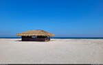 Tolles Wetter und kaum jemand hier: Diese Bar am Schwarzmeer-Strand von Mamaia (RO) hat fr diese Saison – wie viele andere Einrichtungen – bereits die Segel gestrichen.