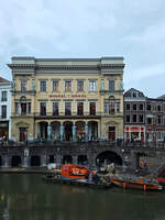 Dieses 1837 und 1839 im Stil des Neoklassizismus erbaute Geb�ude diente urspr�nglich als Kaufhaus (Winkel van Sinkel), ist heute aber Restaurant und Eventlokation.