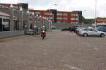 Blick vom Hafenparkplatz auf das Fischrestaurant und Huserzeile am Hafen von Breskens.