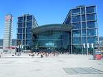 Der im Jahre 2006 erffnete Berliner Hauptbahnhof im Sommer 2013