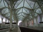 Der Bahnhof Estacao do Oriente in Lissabon mit seiner besonderen Dachkonstruktion wurde zur Expo 1998 eroeffnet.
