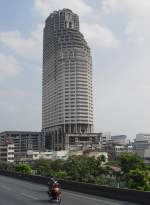 Ein seit Jahren nicht fertig gestelltes Hochhaus in der Nhe der Skytrain Station  Taksin Brcke  in Bangkok am 13.01.2011