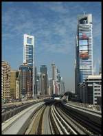 Blick auf zahlreiche Wolkenkratzer nahe der Metro-Station Financial Centre in Dubai.