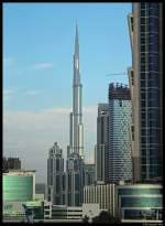 Der Burj Khalifa, das hchste Gebude der Welt, berragt die benachbarten Hochhuser.