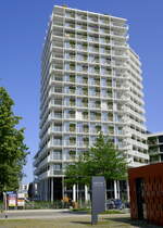 Freiburg-Brhl, der Black F Tower, der Neubau ist 52m hoch mit 16 Etagen und besitzt 54 voll mbilierte Apartments, Juni 2023