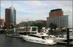 Der moderne westliche Abschluss der Speicherstadt: Links das Hochhaus des Hanseatic Trade Centers, links das Brohochhaus am Sandtorhft.