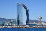 Der Bereich des Stadthafens in Barcelona wird vom 99 Meter hohen W Barcelona Hotel dominiert.