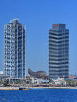 Das Hotel Arts und der Torre Mapfre sind in Strandnähe gebaute 154 Meter hohe Wolkenkratzer in Barcelona.