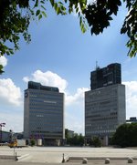 Ljubljana, im Stadtzentrum befindet sich der Platz der Republik, dieser grte stdtische Platz wurde zwischen 1960 und 1981 gestaltet, dominierend die beiden Hochhuser fr Banken und Bros, Juni