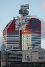 Der  Lippenstift  ist ein 86 Meter hohes Gebäude mit einer sehr auffällige rot-weiß gestreifte Farbgebung.