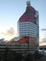 Der  Lippenstift  ist ein 86 Meter hohes Gebude direkt am Hafen in Gteborg (August 2010)