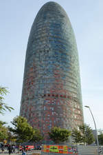 Wegen seines Aussehens wird der Agbar-Turm von den Einwohnern Barcelonas auch scherzhaft mit einem Penis verglichen.