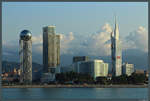 Blick vom Schwarzen Meer auf die Skyline Batumis: Links der 2011 fertiggestellte Alphabet-Turm, rechts das Gebude der technischen Universitt Batumi - mit integrierten Riesenrad! (11.09.2019)