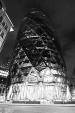 Das Hochhaus 30 St Mary Axe, hufig auch Gewrzgurke genannt ist ein 180 m hoher Wolkenkratzer in London.