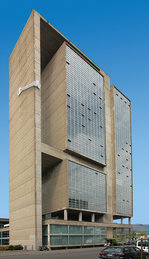 Biel/Bienne, Turm des Kongresshauses, das von Max Schlup entworfen und 1966 eingeweiht wurde.