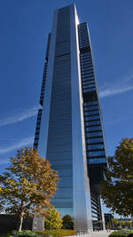 Der 2008 fertiggestellte Torre Cepsa ist mit 249,5 Metern Hhe das hchste Gebude in Spanien und gehrt auch zu den zehn hchsten Wolkenkratzern in Europa.