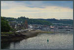 Blick vom Schiff auf die Stadt Oban an der Westkste Schottlands.