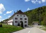 Bellelay, das Hotel de L'ours, gegenber vom Kloster, Mai 2017