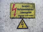 Warnschilder in der Kohlenwsche des Bergwerks Auguste Victoria 3/7 in Marl beim Tag der offenen Tr am 9.