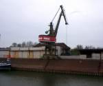 alter Kran am Innenhafen Duisburg, von denen ein Teil mittlerweile unter Denkmalschutz stehen  (am RWSG-Speicher)
